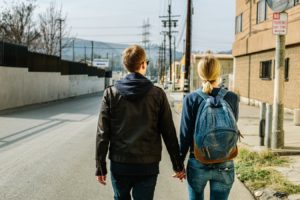 Pareja paseando de espaldas