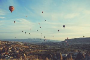 Paisaje con el cielo lleno de globos aeroestáticos