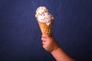 mano de niño sujetando un helado