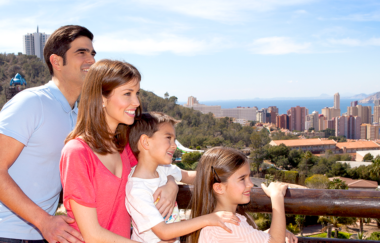 Familia disfrutando de las vistas en Mundomar